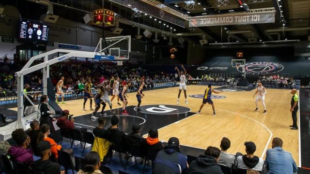 Pabellón durante un partido del Paris Basketball