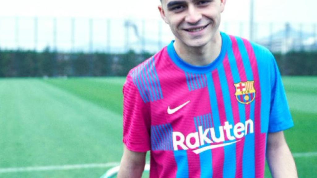 Pedri posa con la nueva equipación del FC Barcelona
