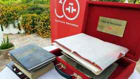 El maletín rojo en el que se guardaron el legado 'in memoriam' del poeta en la Caja de las Letras. Foto: Instituto Cervantes