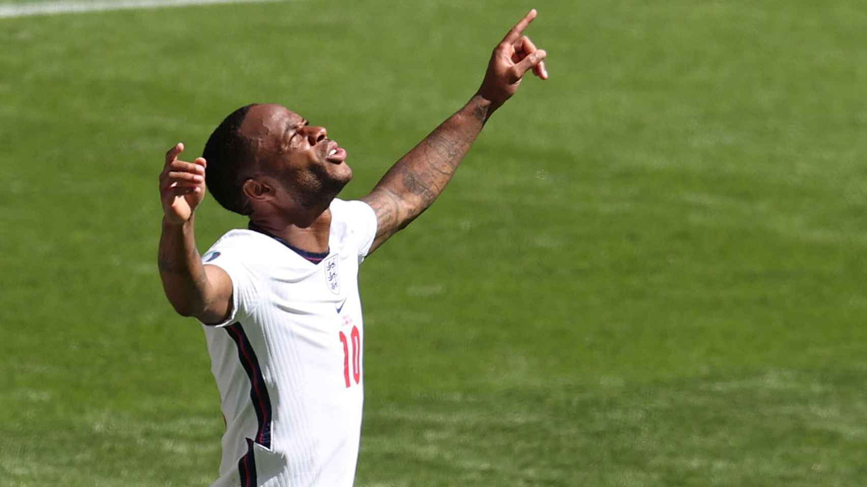 Raheem Sterling celebra un gol con la selección de Inglaterra en la Eurocopa 2020