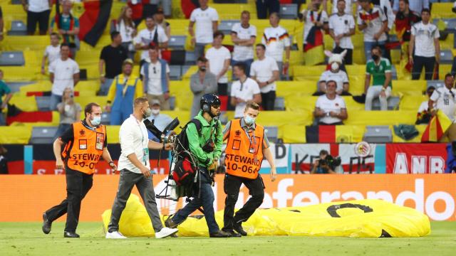 Un activista de Greenpeace irrumpe en parapente en el Francia - Alemania de la Eurocopa