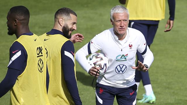 Benzema y Deschamps, durante un entrenamiento de la selección de Francia