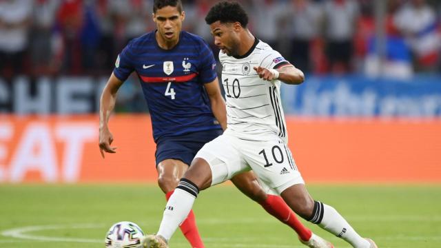 Raphaël Varane presiona a Serge Gnabry