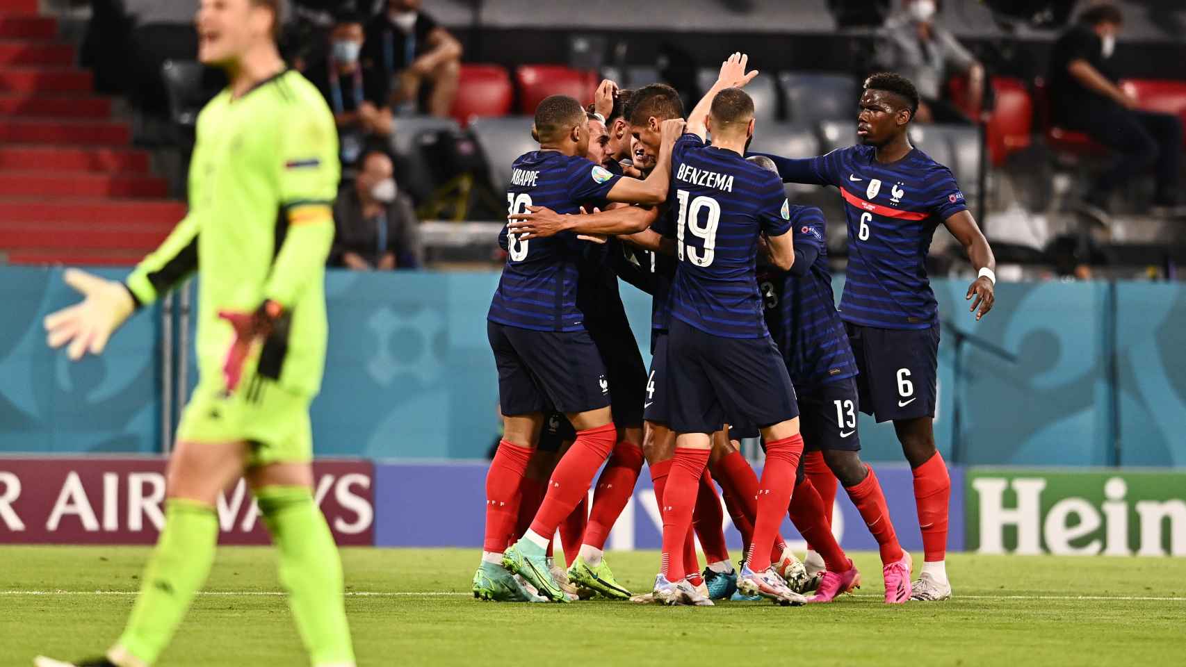 Piña de los jugadores de la selección de Francia tras el gol de Alemania en propia