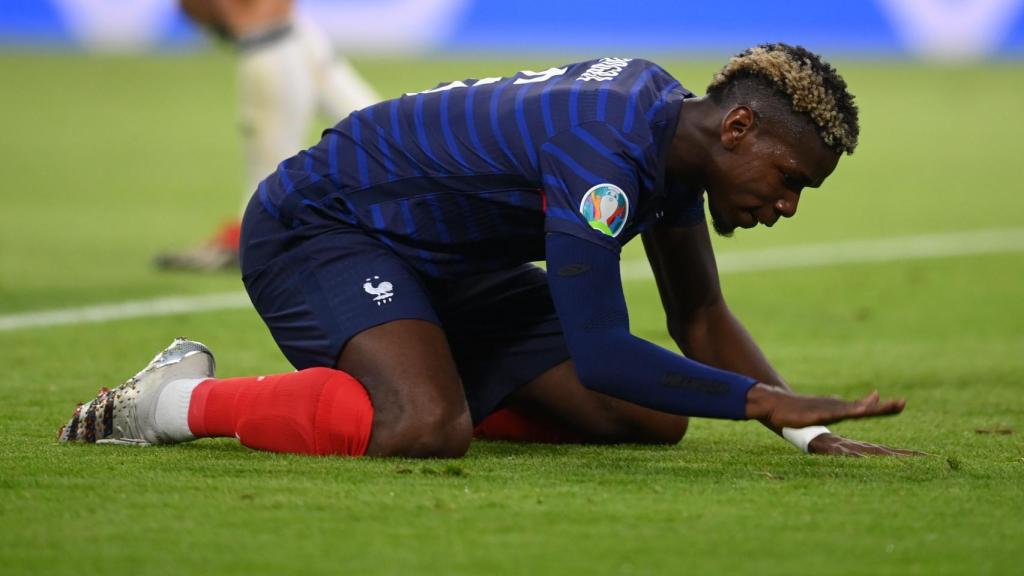 Paul Pogba golpea el césped tras fallar una ocasión de gol