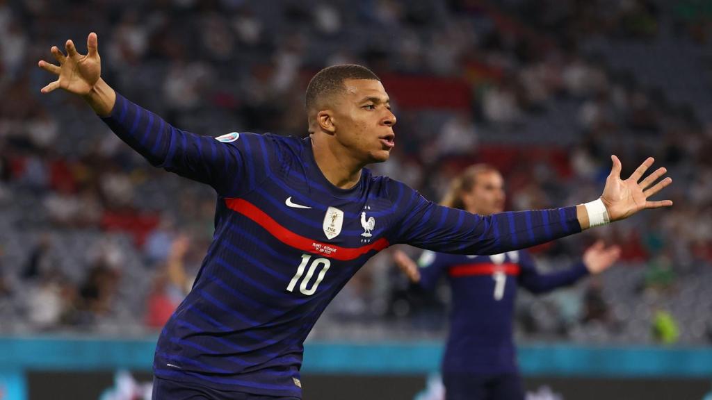 Kylian Mbappé celebra el gol antes de que se lo anulasen