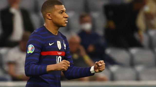 Kylian Mbappé celebra la primera victoria de la selección de Francia en la Eurocopa