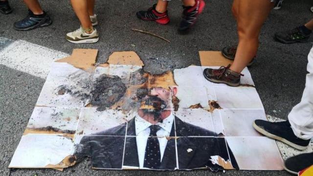 Una foto del Rey, quemada en una manifestación independentista.