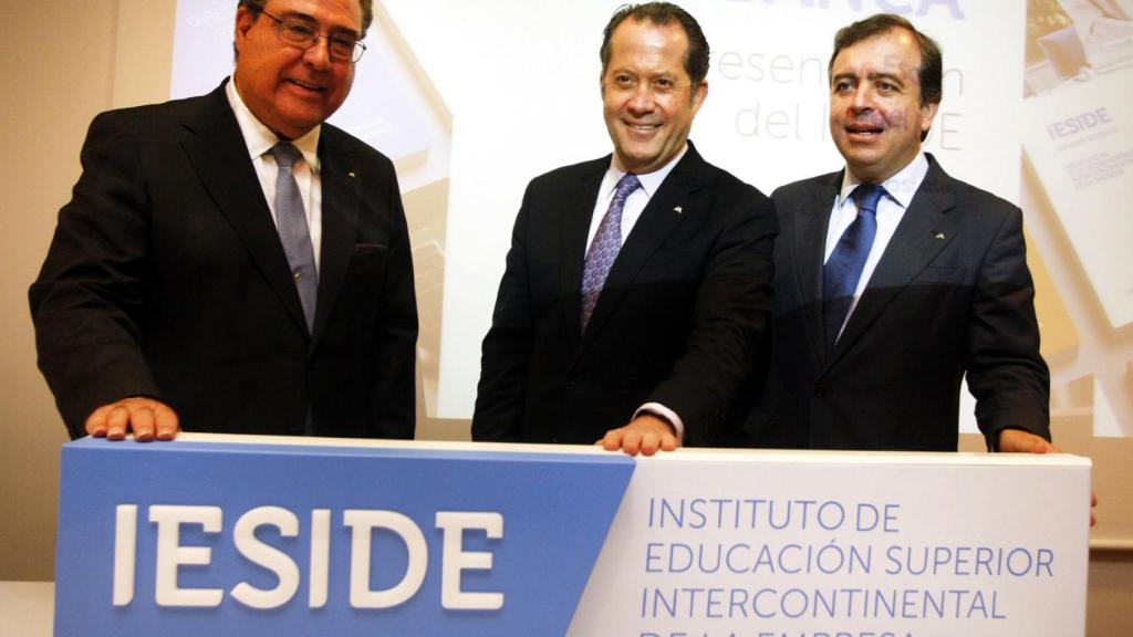 El presidente de Afundación (i), Miguel Ángel Escotet, el presidente de Abanca, Juan Carlos Escotet, y el director ejecutivo de Abanca, Francisco Botas, en la presentación del Instituto de Educación Superior Intercontinental de la Empresa (Ieside).