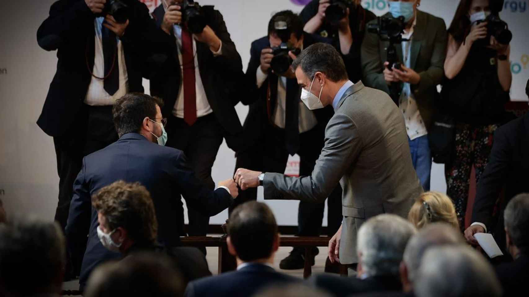 Los presidentes de la Generalitat y del Gobierno, Pere Aragonès y Pedro Sánchez, se saludan en el acto de Foment del Treball.