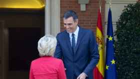 El presidente del Gobierno, Pedro Sánchez, saluda a la presidenta de la CE, Ursula von der Leyen en su visita a Madrid en 2019.