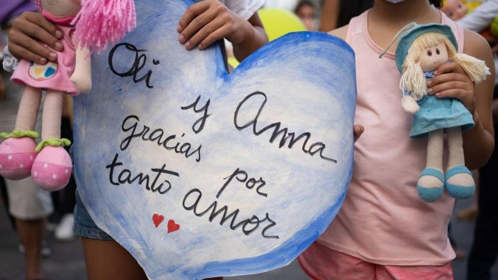 Un mensaje en la marcha de Santa Cruz de Tenerife tras el asesinato de las niñas Olivia y Anna.