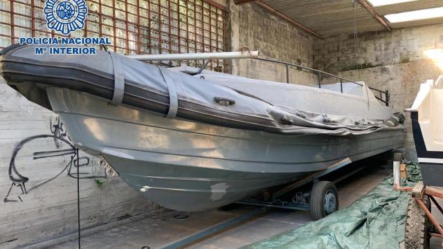 Lancha preparada para el narcotráfico interceptada en Ribeira (A Coruña).