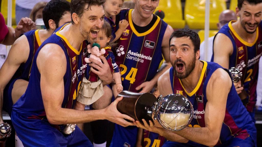 Pau Gasol y Pierre Oriola levantando el título de Liga