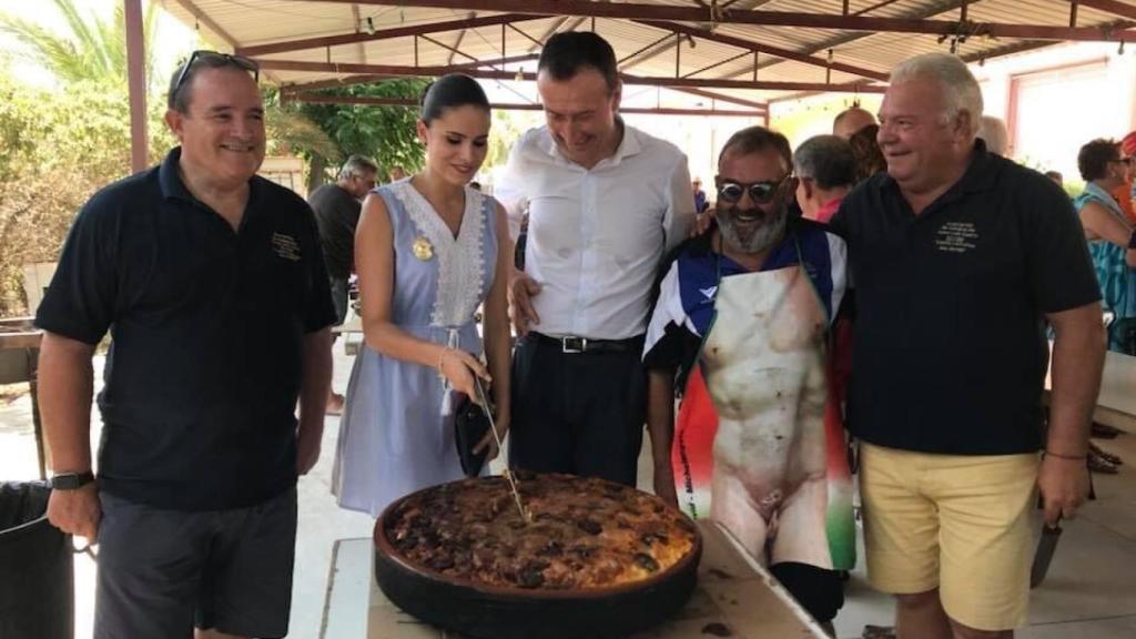 El alcalde de Elche, Carlos González, hace unos años con la asociación local defensora de este plato.