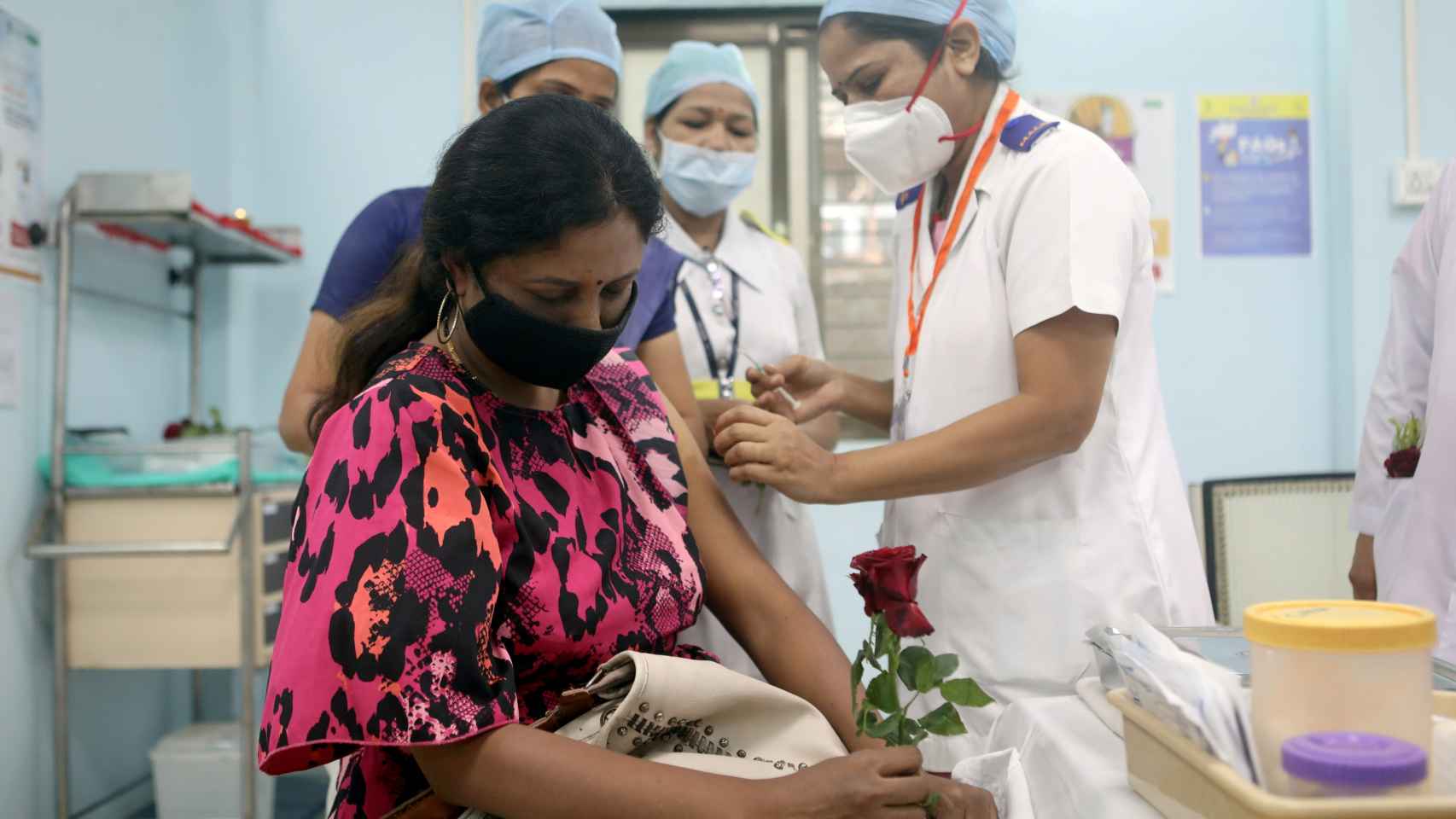 Una mujer recibe la vacuna contra la Covid en Bombay.