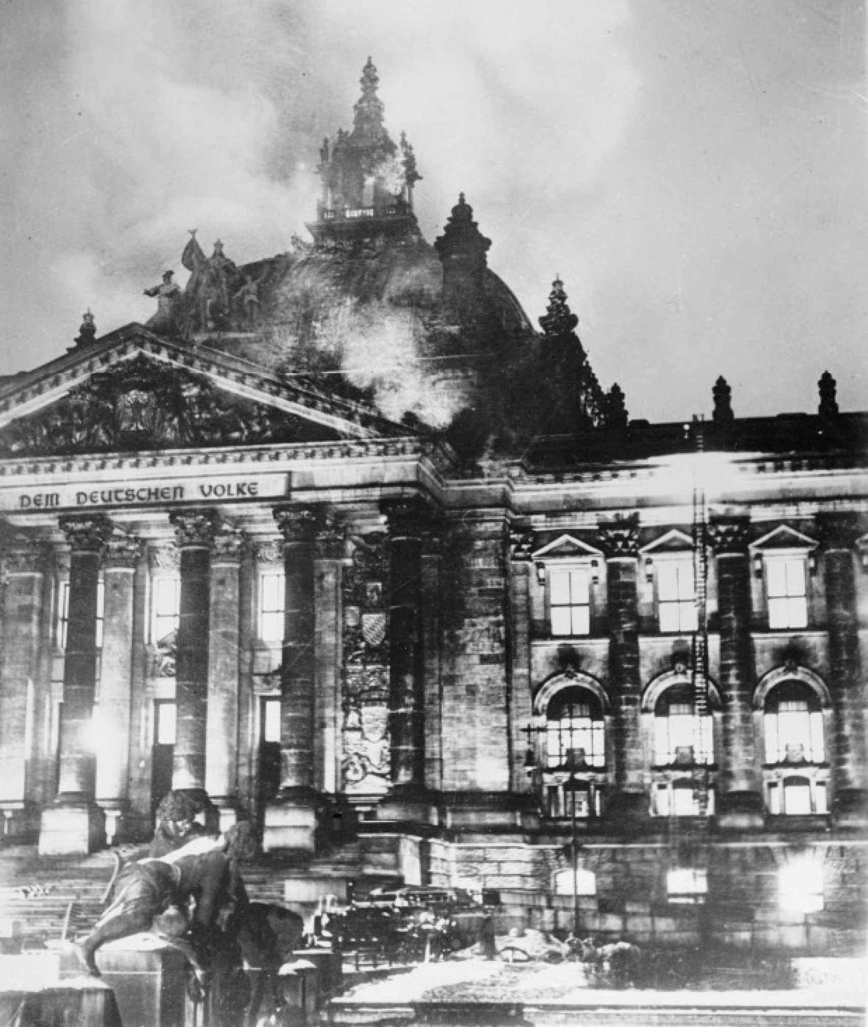 El Reichstag, en Berlín, durante el incendio que asoló el edificio.