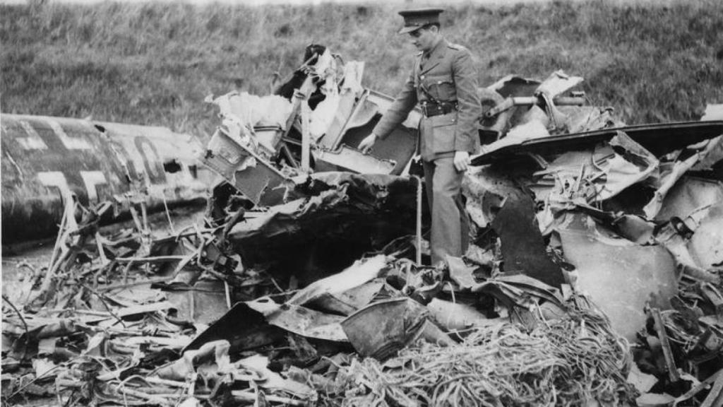 Un oficial británico inspecciona el Messerchmitt Bf 110 en el que Rudolf Hess voló a Escocia el 10 de mayo de 1941.