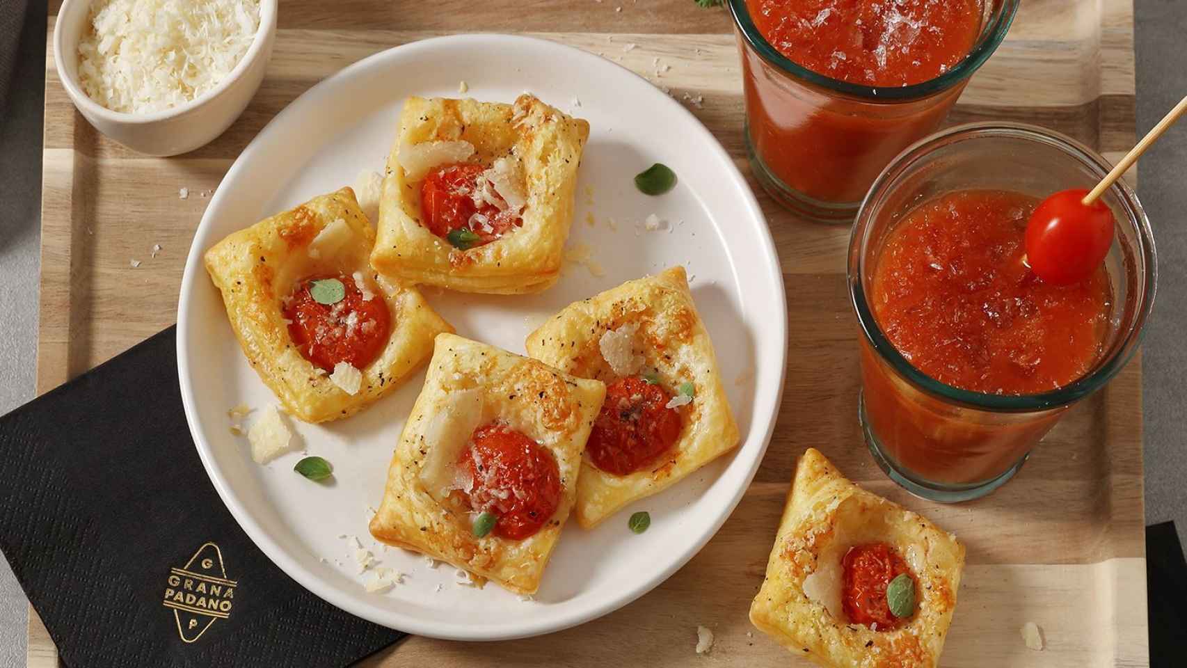 Aperitivos de hojaldre con tomatitos y queso Grana Padano.