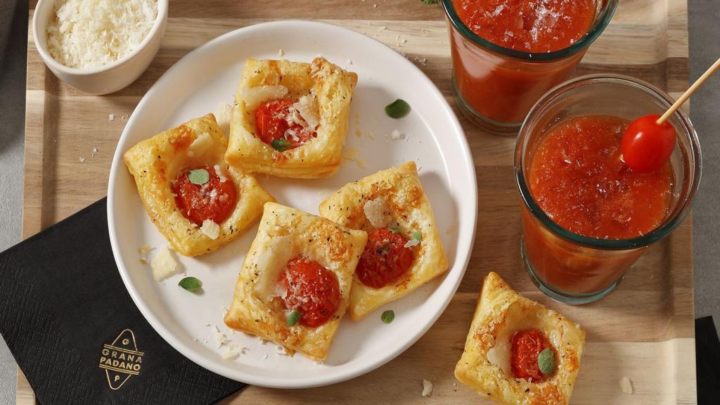 Aperitivos de hojaldre con tomatitos y queso Grana Padano.