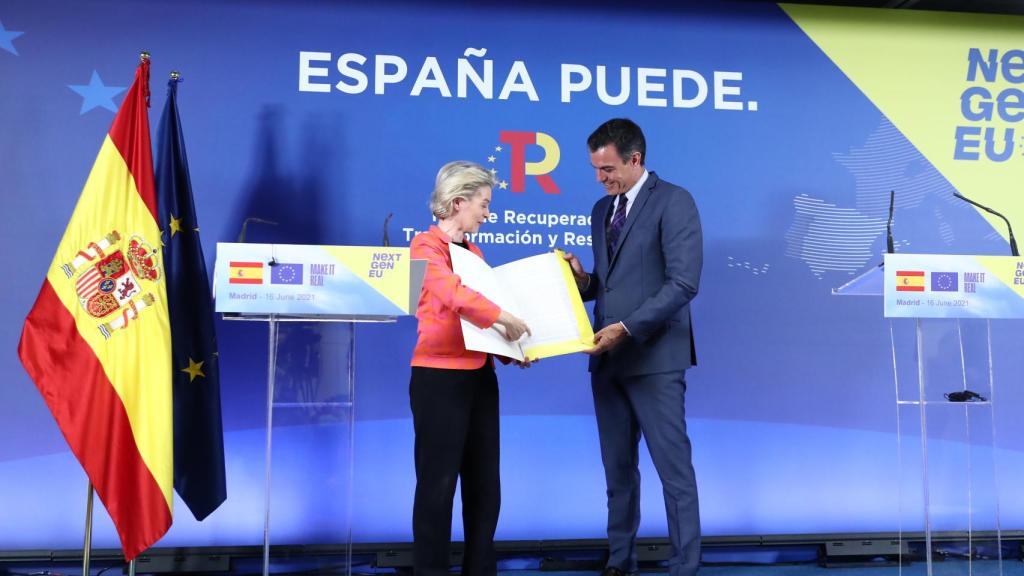 Ursula von der Leyen le ha entregado a Sánchez en mano las notas de su plan