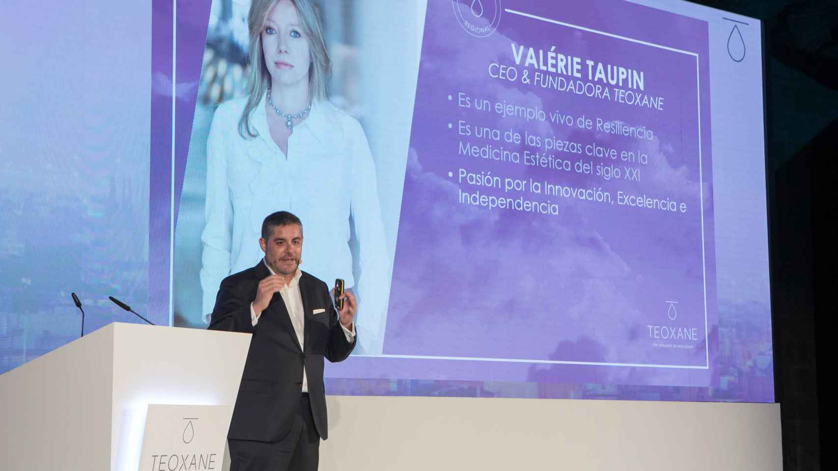 David Fernández, consejero delegado (CEO) de Teoxane Ibérica, en un acto con la imagen de Valerie Taupin