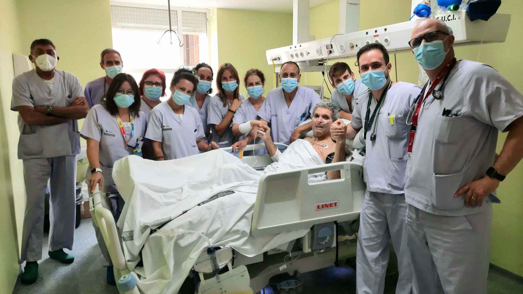 El equipo sanitario del hospital General de Alicante despide de la UCI al último paciente covid.