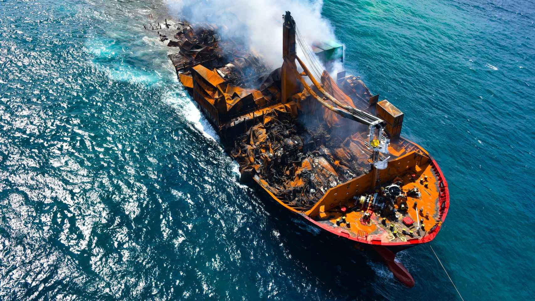 Un buque de carga con 1.500 contenedores de sustancias peligrosas se hunde frente a las costas de Sri Lanka.