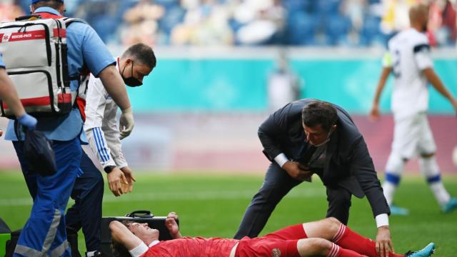 Mario Fernandes, dolido en el campo del Arena de San Petersburgo