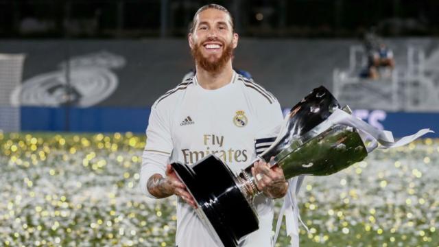 Sergio Ramos, con el trofeo de La Liga 2019/2020