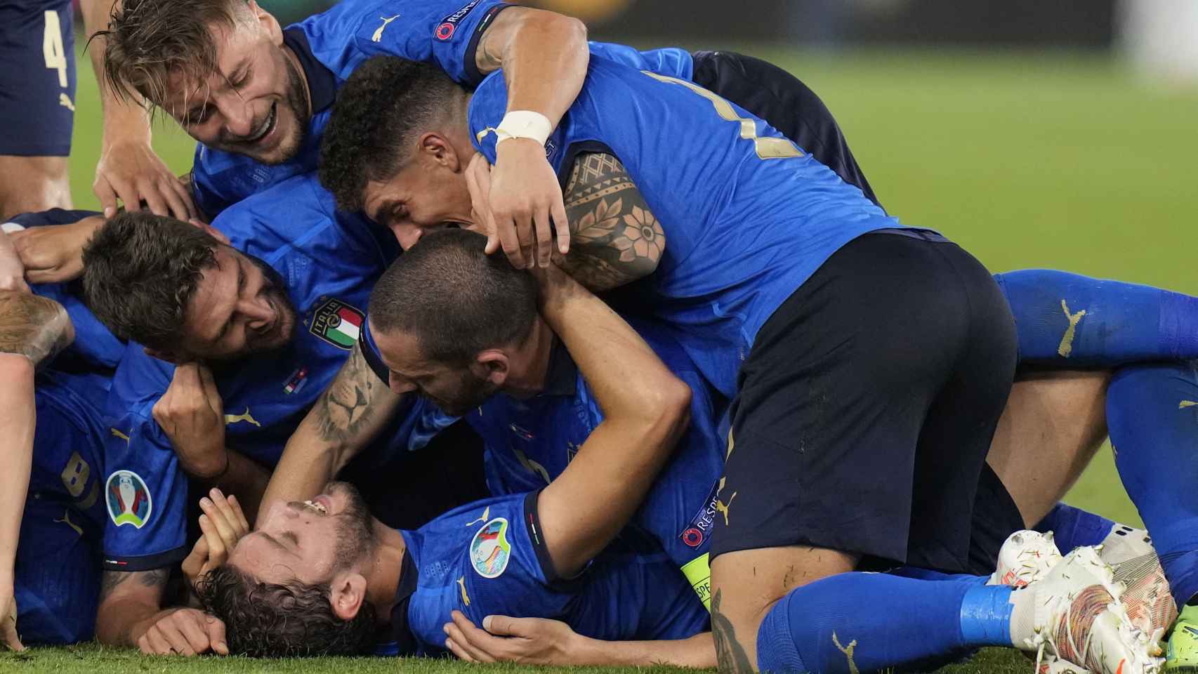 Los jugadores de la selección de Italia celebran un gol de Locatelli ante Suiza