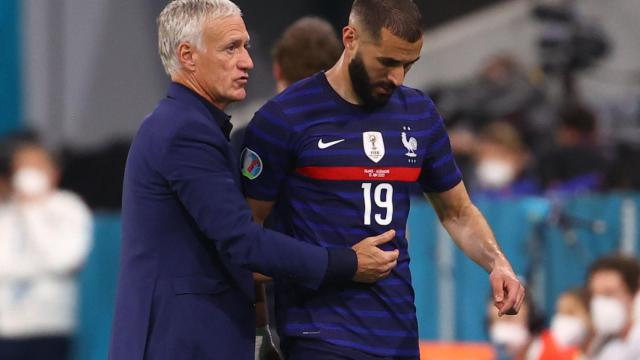 Didier Deschamps junto a Karim Benzema tras el cambio del delantero
