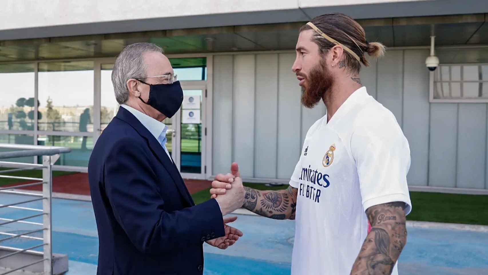 Florentino Pérez saluda a Sergio Ramos durante un entrenamiento del Real Madrid en Valdebebas