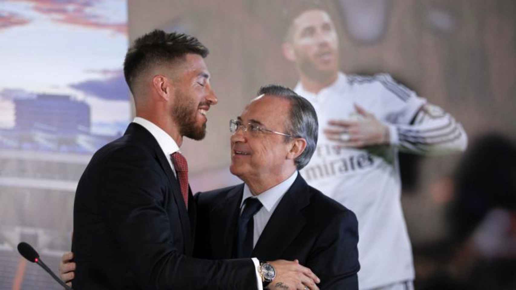 Sergio Ramos y Florentino Pérez se saludan durante el acto de la última renovación de contrato del futbolista con el Real Madrid en 2015