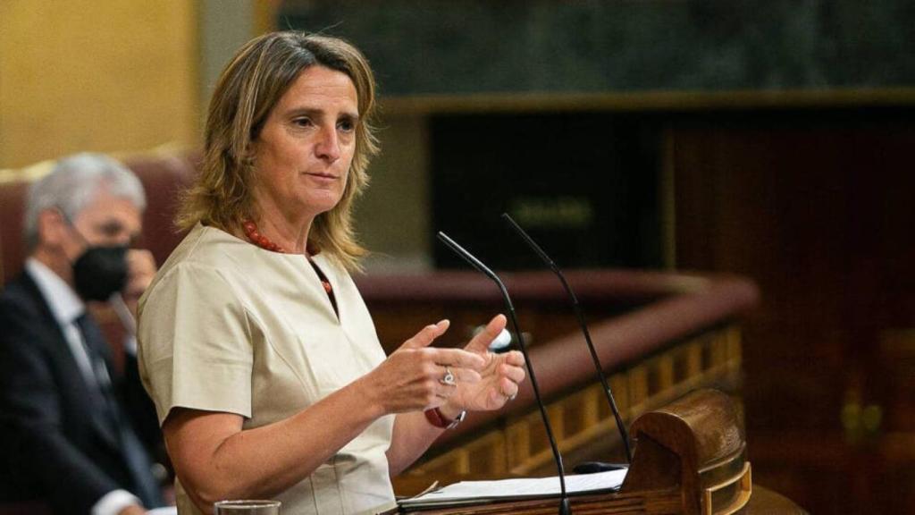 La vicepresidenta cuarta del Gobierno y ministra de Transición Ecológica y Reto Demográfico, Teresa Ribera, responde a la interpelación de Guillermo Mariscal, del Grupo Popular, sobre la subida de la factura eléctrica