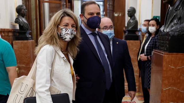 Yolanda Díaz, líder de Unidas Podemos en la coalición de Gobierno, junto a los socialistas José Luis Ábalos y Miquel Iceta, en el Congreso.