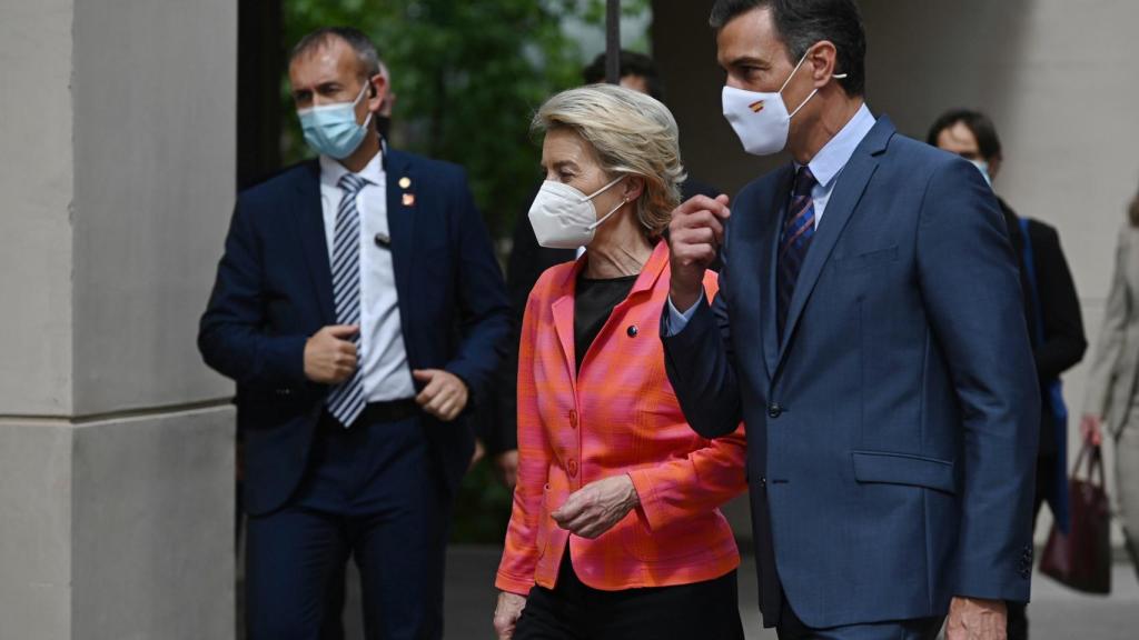 El presidente del Gobierno, Pedro Sánchez, y la presidenta de la Comisión Europea, Ursula von der Leyen.