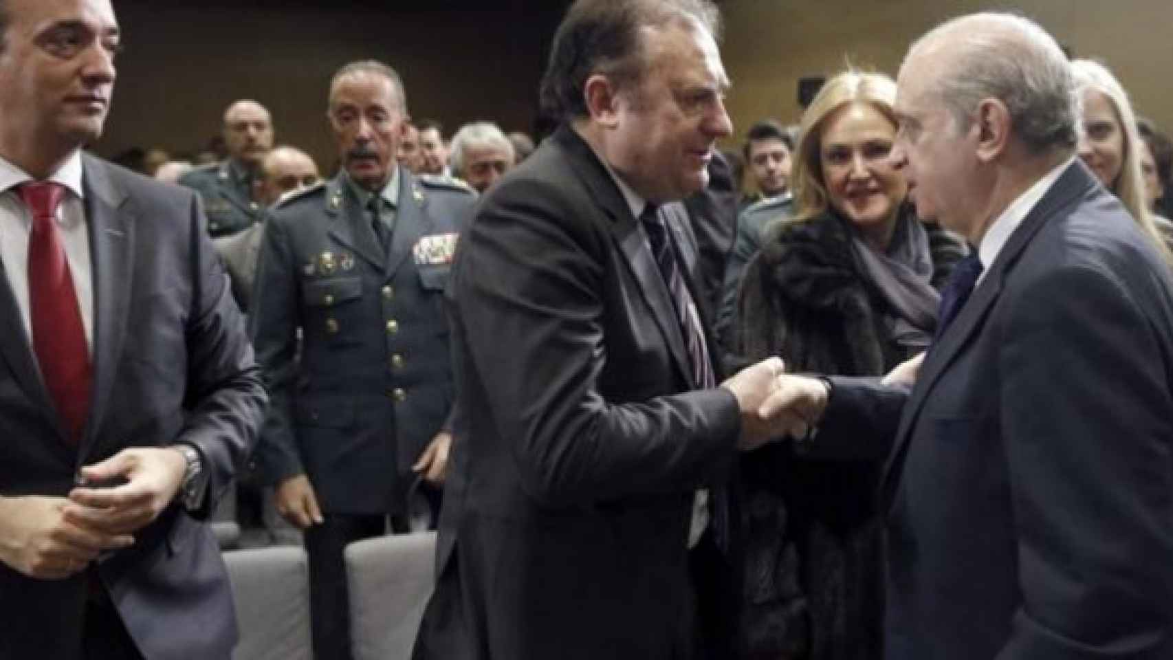 José Luis Olivera saluda a Fernández Díaz en su toma de posesión como director del CITCO, el 27 de enero de 2015. A la izquierda, el secretario de Estado de Seguridad, Francisco Martínez. Los tres están ya imputados en la causa.
