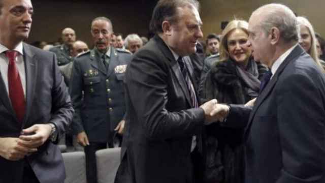 José Luis Olivera saluda a Fernández Díaz en su toma de posesión como director del CITCO, el 27 de enero de 2015.