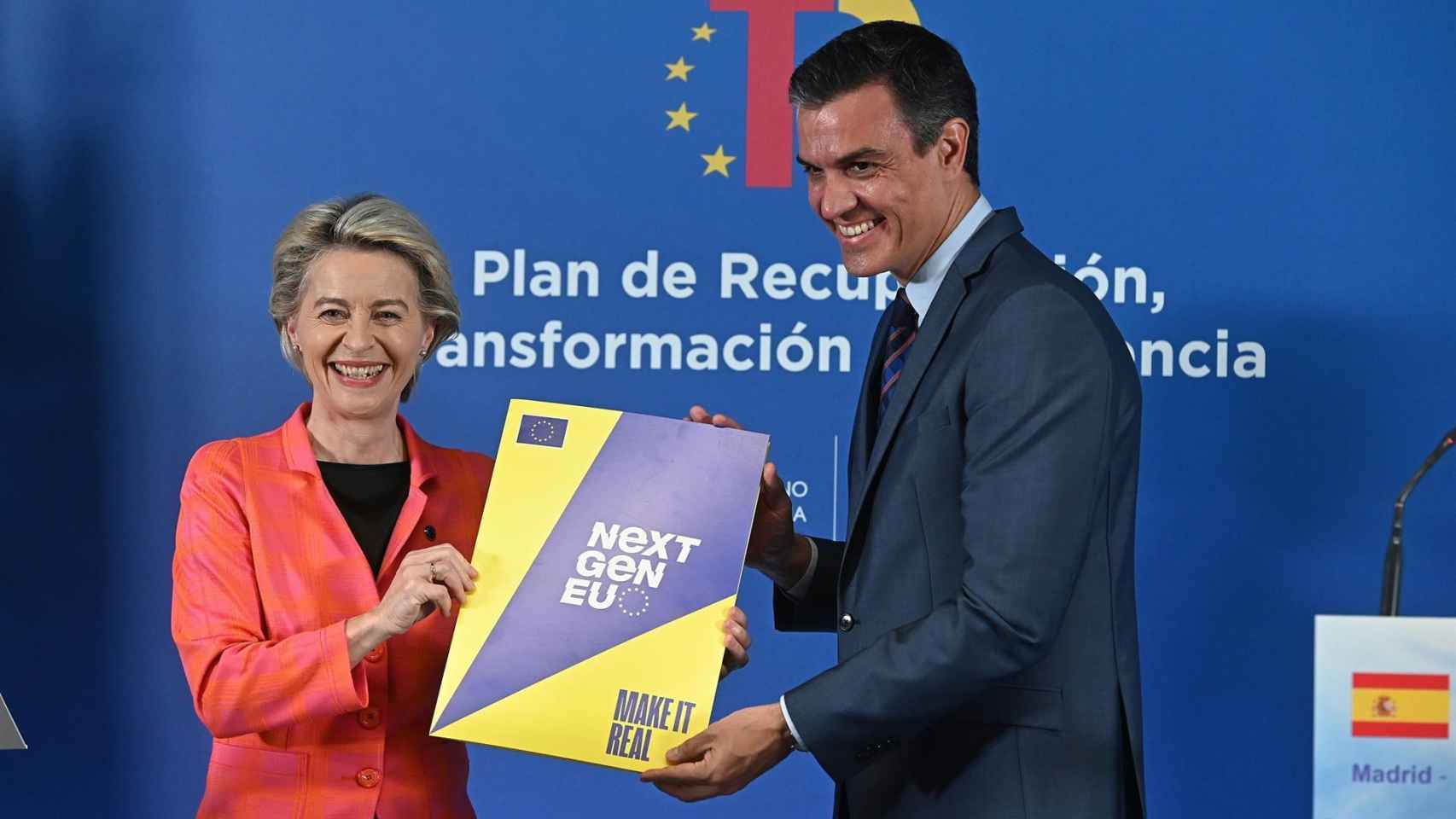 Ursula von der Leyen, presidenta de la Comisión Europea, y Pedro Sánchez, presidente del Gobierno, con el Plan de Recuperación español aprobado por Bruselas.