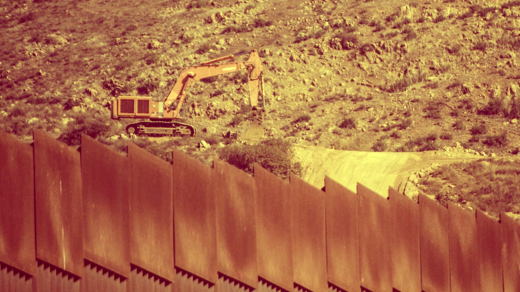 Obras en el muro fronterizo entre México y EEUU.