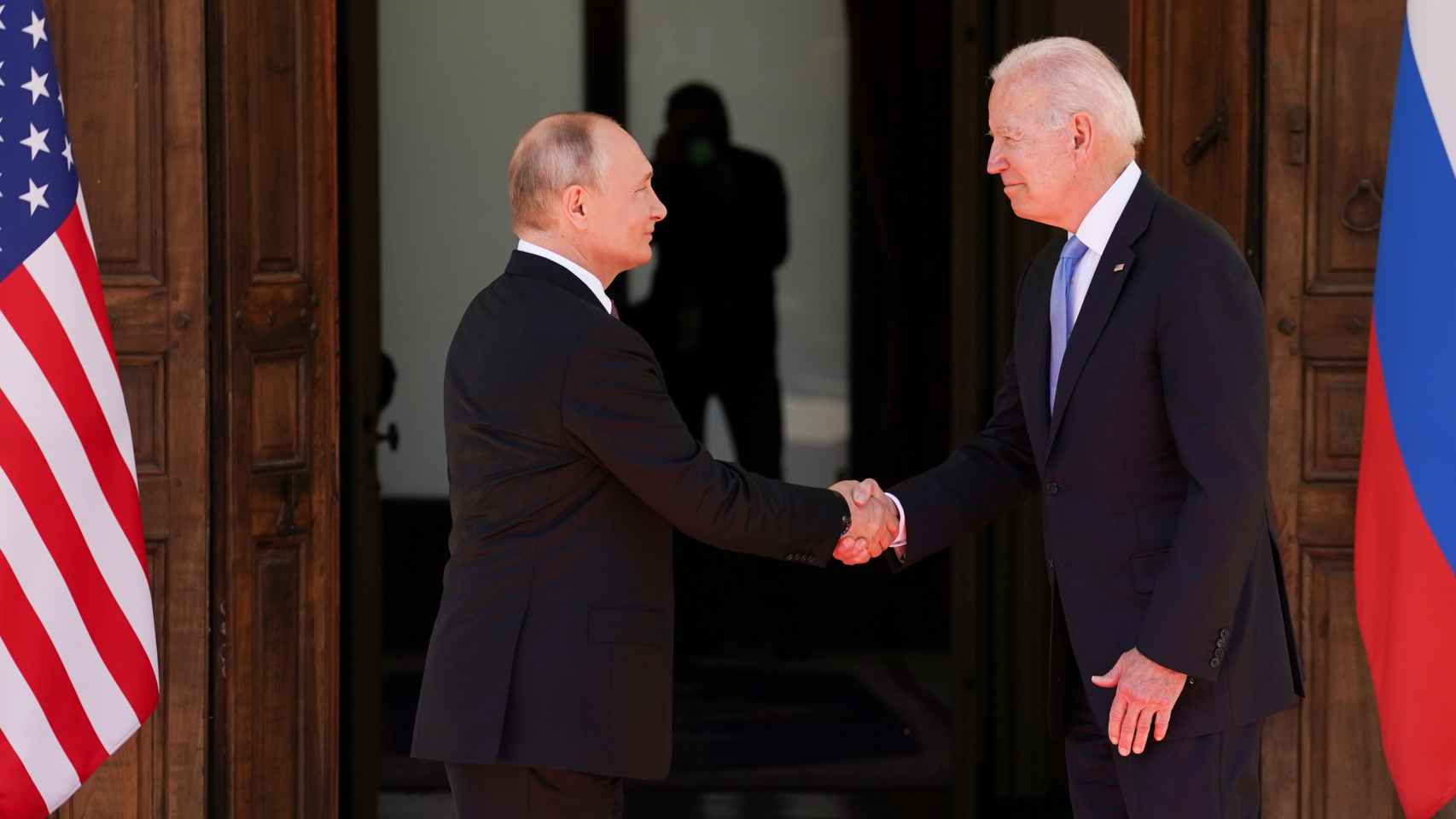 Saludo entre Putin y Biden durante una cumbre