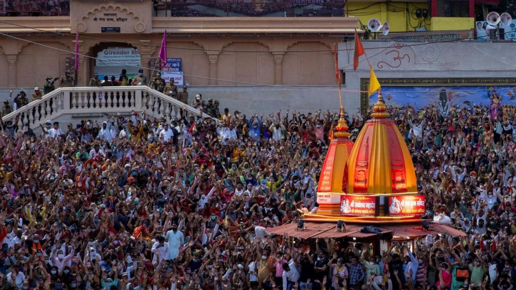 Miles de personas se congregan a orillas del Ganges durante la oración de la noche en el Kumbh Mela.