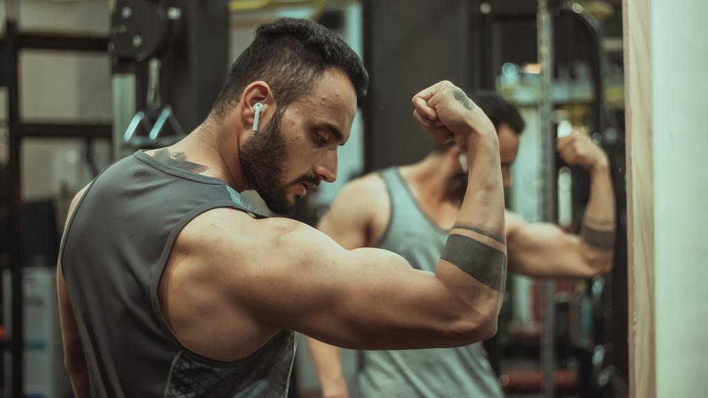 Un hombre haciendo deprote con unos AirPods.