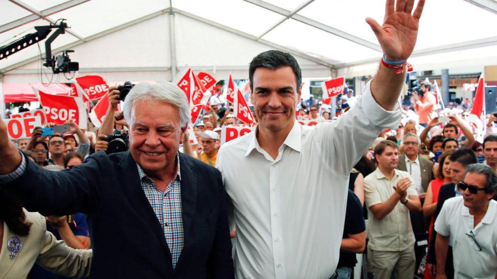 Felipe González y Pedro Sánchez, en un acto del PSOE en 2016.