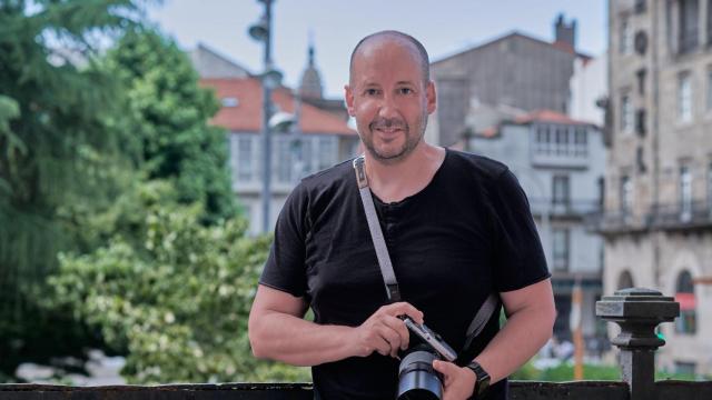 El fotógrafo compostelano Xaime Cortizo en su nuevo estudio.