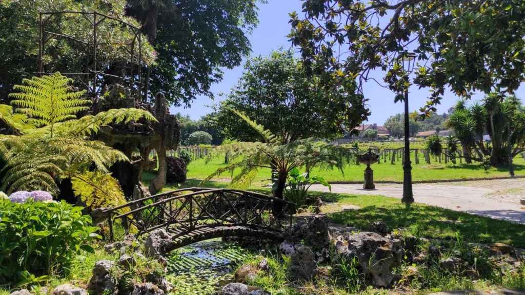 Vista de los jardines de la entrada principal.