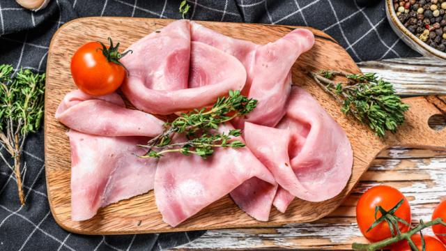 Razones por las que debes eliminar el jamón de York o cocido de tu dieta.