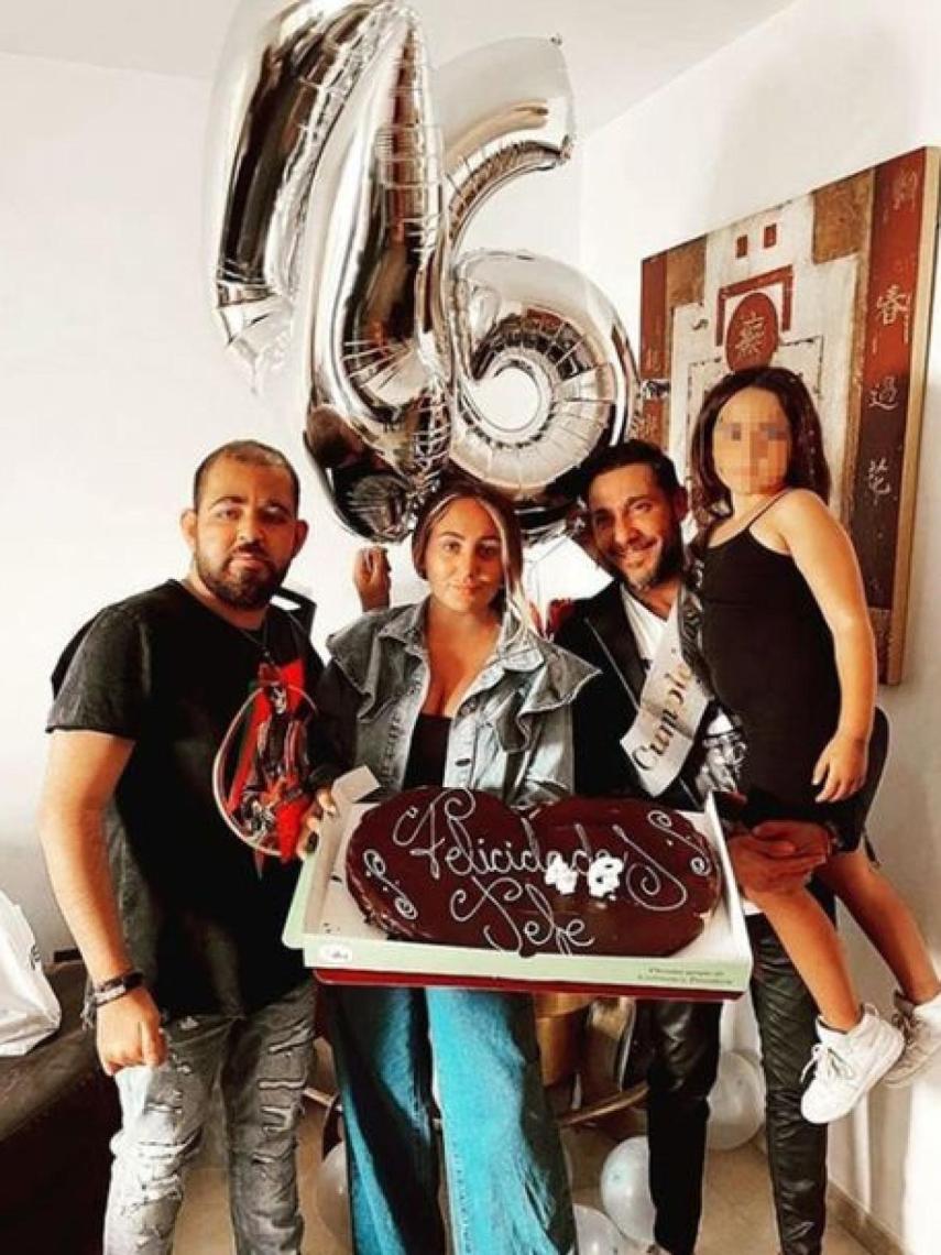 Antonio David Flores junto a sus hijos por su 46 cumpleaños.