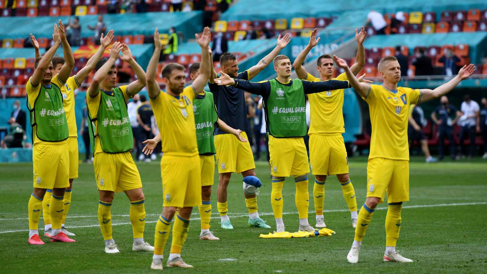 La selección de Ucrania celebra el triunfo con su afición